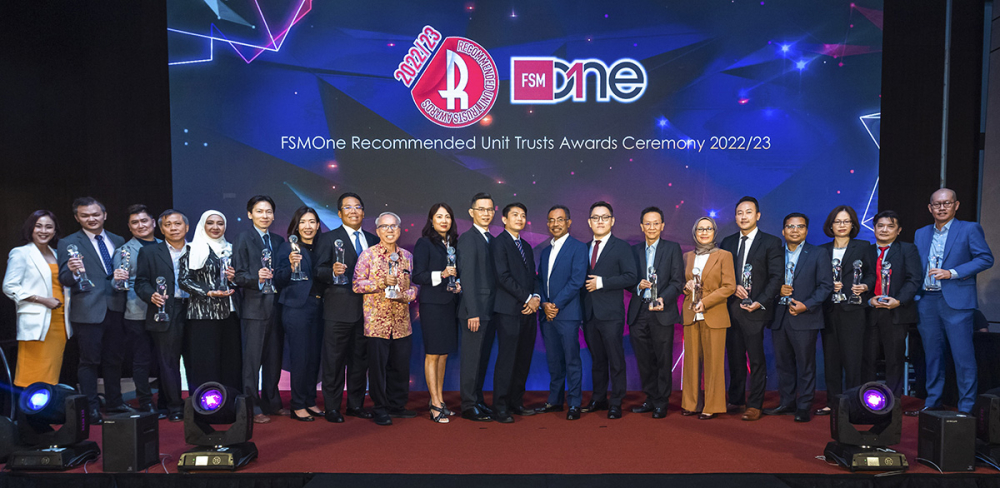 The award recipients at the 2022/2023 FSMOne Recommended Unit Trust Awards